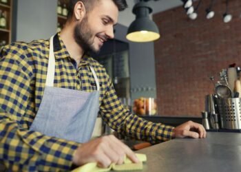 ¿Cuánto midió el empleo en comercios y servicios durante el mes de agosto?