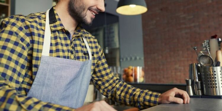 ¿Cuánto midió el empleo en comercios y servicios durante el mes de agosto?