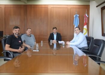 Reunión entre el municipio y una empresa local para reforzar el vínculo público-privado