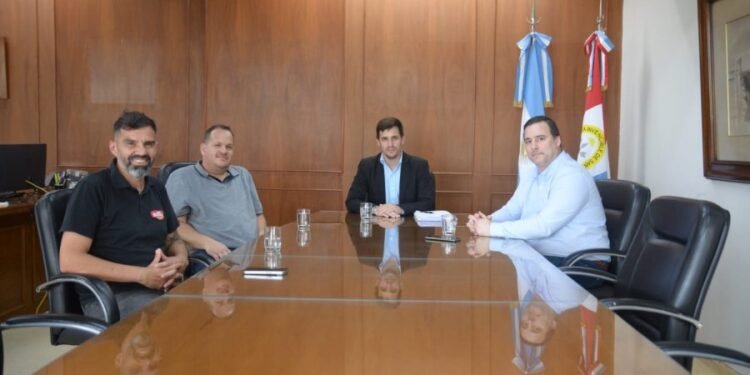 Reunión entre el municipio y una empresa local para reforzar el vínculo público-privado