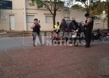 Una moto retenida cada 12 minutos y una calle «transformada» en doble mano