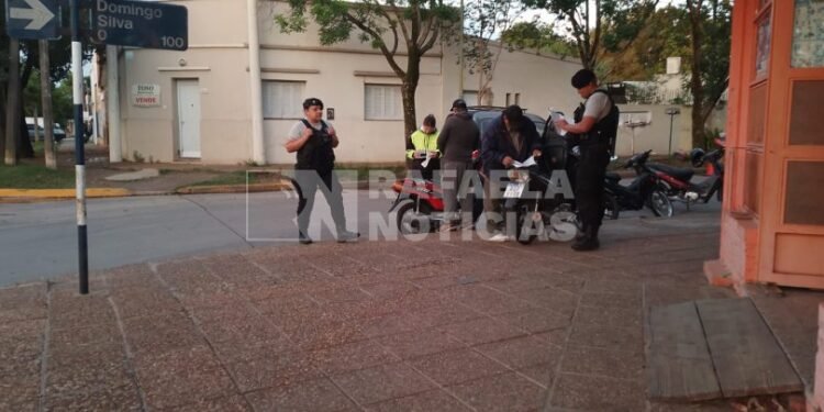 Una moto retenida cada 12 minutos y una calle «transformada» en doble mano