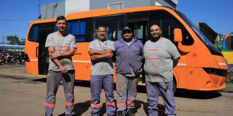 Con mano de obra municipal se pudieron recuperar dos minibuses en desuso