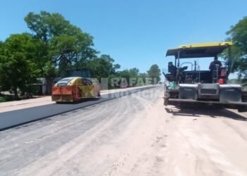 Comenzaron a tender pavimento en el Camino 6, frente a San Expedito