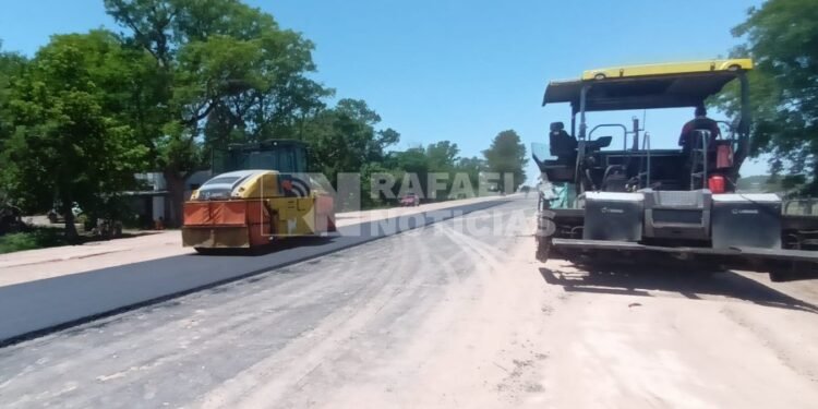 Comenzaron a tender pavimento en el Camino 6, frente a San Expedito
