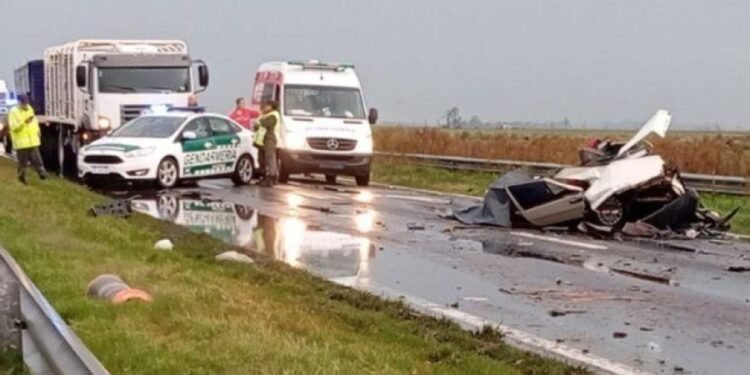Tragedia en la Ruta 33: una mujer iba rumbo a dar a luz y en un accidente fallecieron su esposo y su hijo