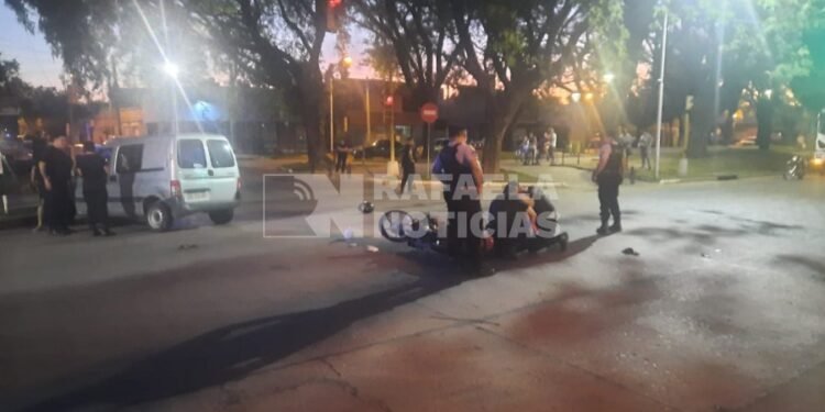 Con 15 años años conducía una moto robada: terminó chocando al ser perseguido