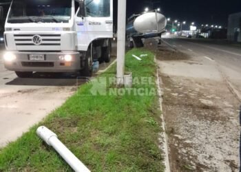 Se le desprendió el acoplado y derribó dos postes y una columna de alumbrado público