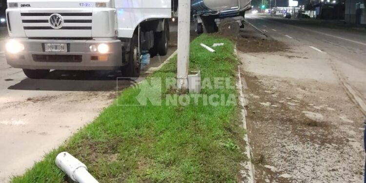 Se le desprendió el acoplado y derribó dos postes y una columna de alumbrado público