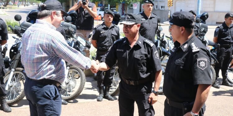 El ministro Cococcioni entregó 16 motos a la Regional V de Policía