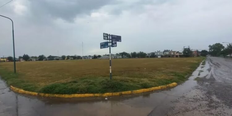 Ingresaron 500 firmas al Concejo pidiendo que se construya el Complejo Educativo de barrio Mora