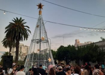 El encendido del arbolito iluminó el centro de la ciudad