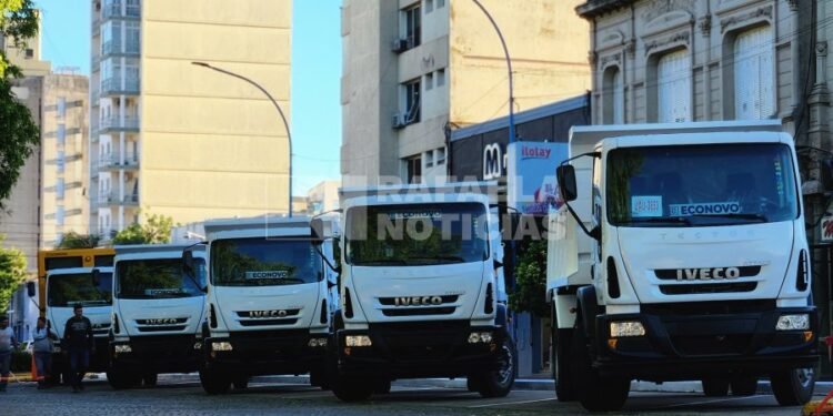 Exhiben en el centro camiones y maquinaria pesada adquirida por el municipio