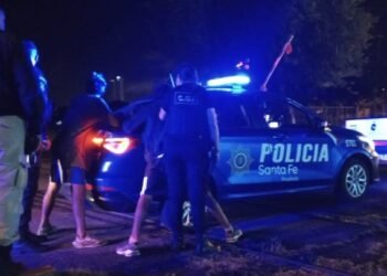 Los sorprendieron robando la rueda de una camioneta estacionada: fueron detenidos