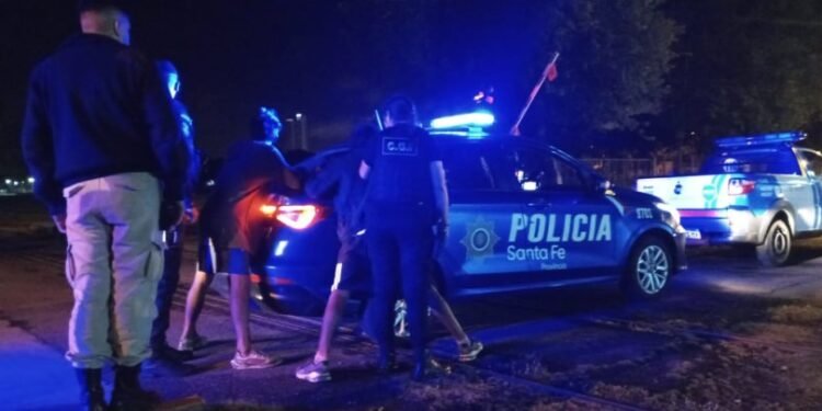 Los sorprendieron robando la rueda de una camioneta estacionada: fueron detenidos