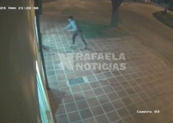 Rompió la vidriera de una tienda a patadas y se llevó varias prendas