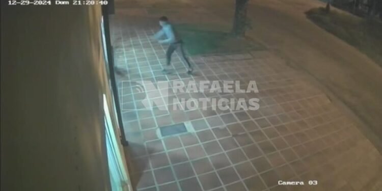Rompió la vidriera de una tienda a patadas y se llevó varias prendas