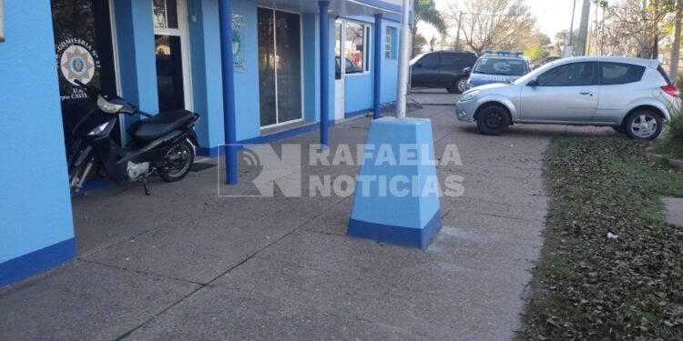 Bella Italia: no quería que estacionen frente a su casa y salió con una escopeta