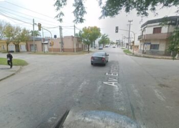 Triple choque en una esquina semaforizada