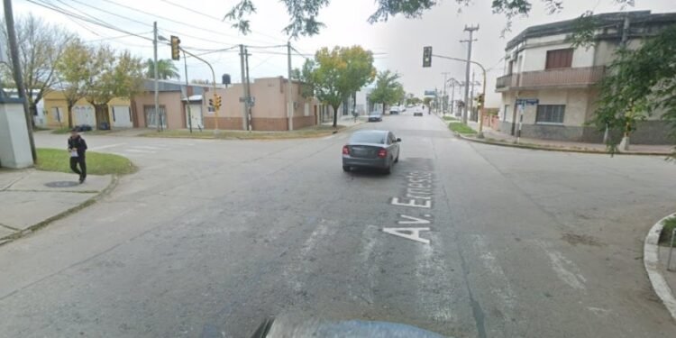 Triple choque en una esquina semaforizada