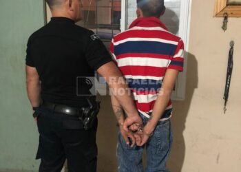 Todo queda en familia: le robó el celular a su tío