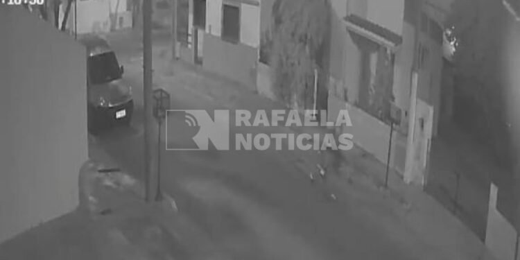 Robó una bicicleta, una canasta con alimentos y volvió al mismo lugar para intentar robar más