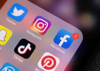 El Gobierno español obligará a los influencers a rectificar sus «fake news»