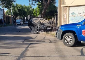 Impactante accidente y vuelco en barrio 9 de Julio
