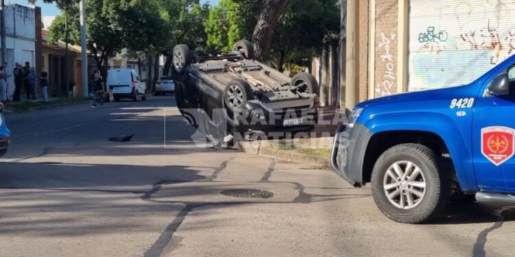Impactante accidente y vuelco en barrio 9 de Julio