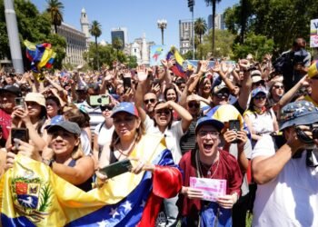 Venezolanos en Plaza de Mayo apoyan a Edmundo González