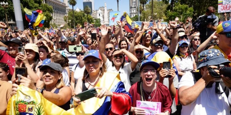 Venezolanos en Plaza de Mayo apoyan a Edmundo González