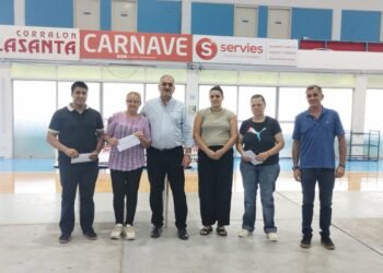 Alcides Calvo junto a presidentes barriales: entregó aportes a tres vecinales