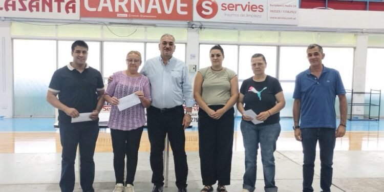 Alcides Calvo junto a presidentes barriales: entregó aportes a tres vecinales