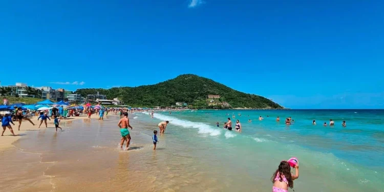 Arrancó la temporada En Florianópolis más de las mitad de las playas están óptimas para el baño en el inicio de 2025