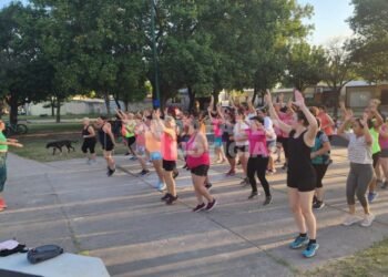 Zumba en el barrio Martín Fierro: baile, energía y diversión al aire libre