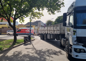 Gravisimo accidente en Bv. Roca: un camión arrolló a motociclista