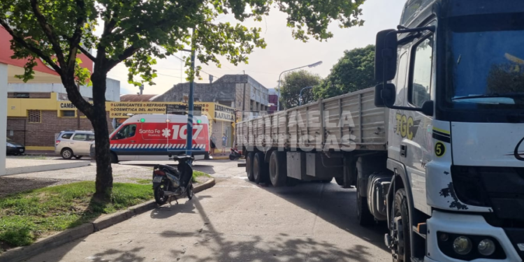 Gravisimo accidente en Bv. Roca: un camión arrolló a motociclista