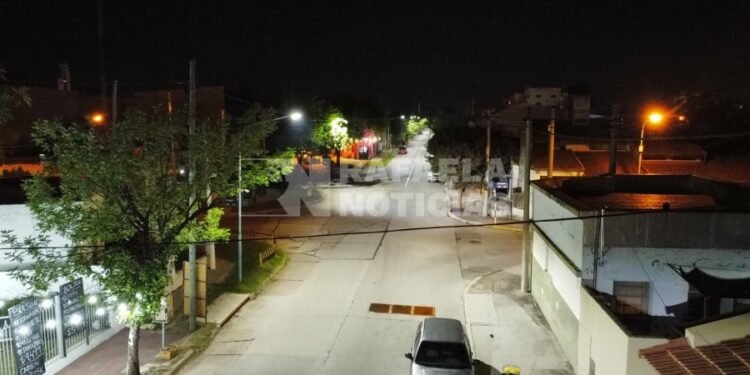 La renovación de luces LED avanza en plazas, escuelas y calles troncales