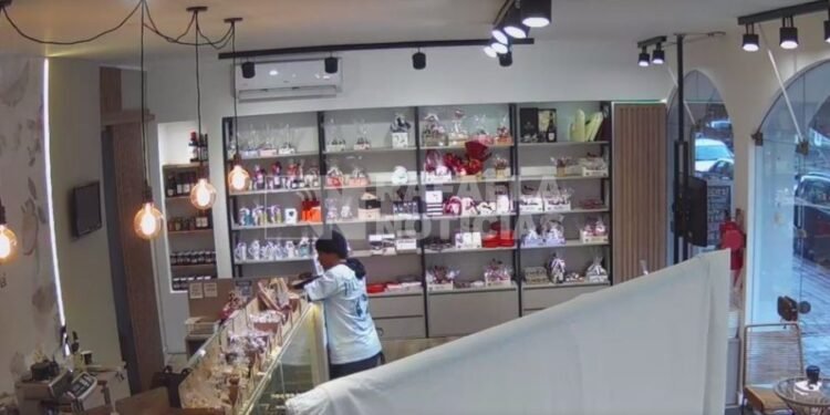 Robó un celular en el centro, lo detuvo la policía, pero ya lo había vendido