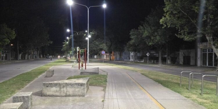 Continúa el recambio de luminarias LED en espacios verdes e instituciones educativas