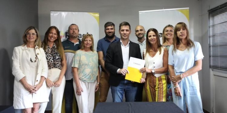 Familias que acceden a su primera vivienda social, podrán escriturar a un costo reducido