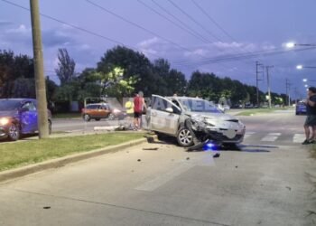 Violento choque en el sur de Rafaela: dos autos con graves daños terminaron sobre la ciclovía