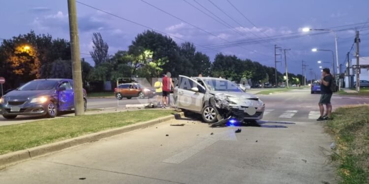 Violento choque en el sur de Rafaela: dos autos con graves daños terminaron sobre la ciclovía