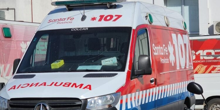 Un accidente entre una moto y un auto terminó con una mujer lesionada