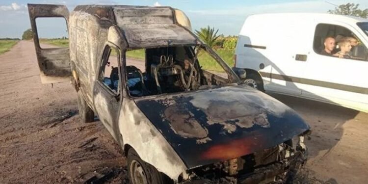 Incendio de un utilitario en Bella Italia: pérdidas materiales y sin víctimas