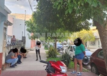 Hacen cola para denunciar a una presunta estafadora: ¿de qué se trata?