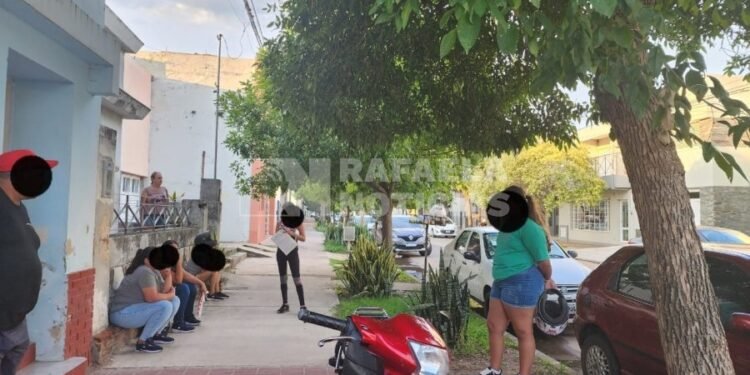 Hacen cola para denunciar a una presunta estafadora: ¿de qué se trata?