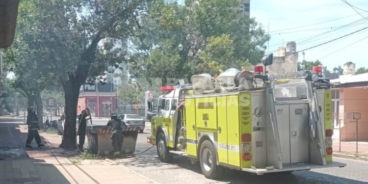 Bomberos trabajando en pleno centro: qué sucedió
