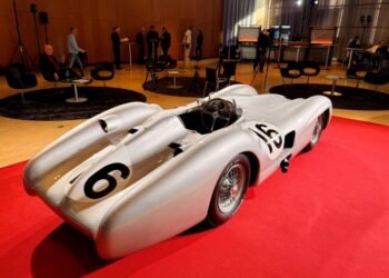 El famoso «Flecha de Plata» de Fangio fue vendido a un precio récord