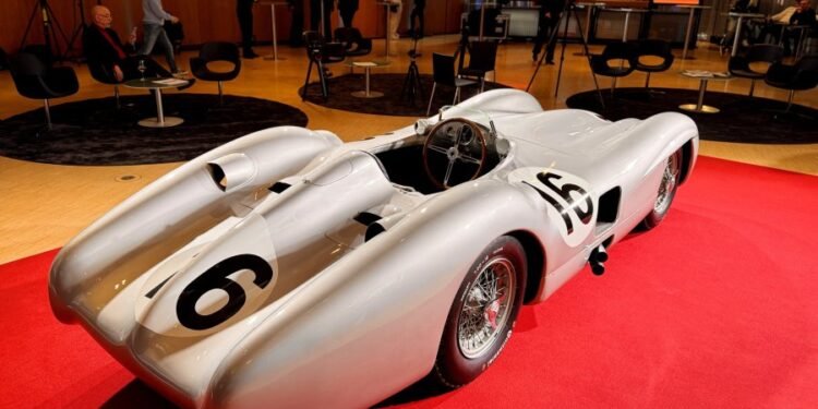 El famoso «Flecha de Plata» de Fangio fue vendido a un precio récord